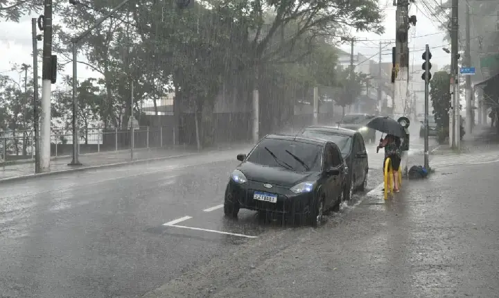Cidades de SP suspendem aulas após alerta de temporal com risco de tornado