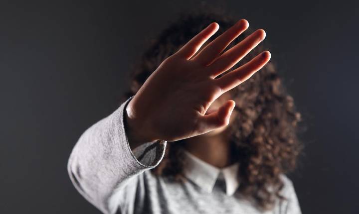 Conheça o gesto silencioso que pode ajudar mulheres a pedir socorro em situações de violência