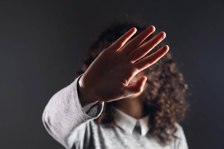 Conheça o gesto silencioso que pode ajudar mulheres a pedir socorro em situações de violência