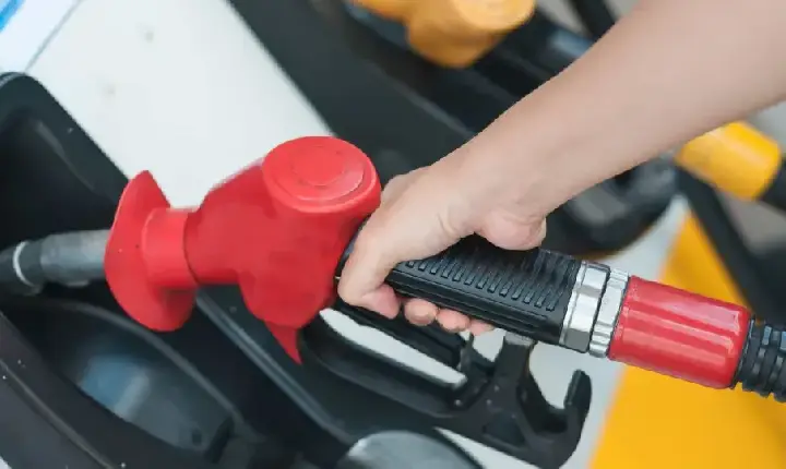 Distribuidoras e postos aumentam margem sobre combustíveis em até 103%