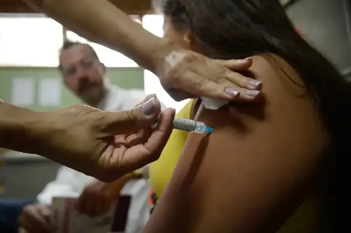 Empresas deverão informar trabalhadores sobre cânceres e vacina