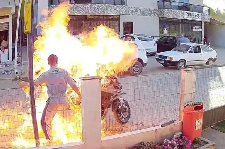 Mulher morre queimada pelo próprio filho ao atear fogo em moto; vídeo