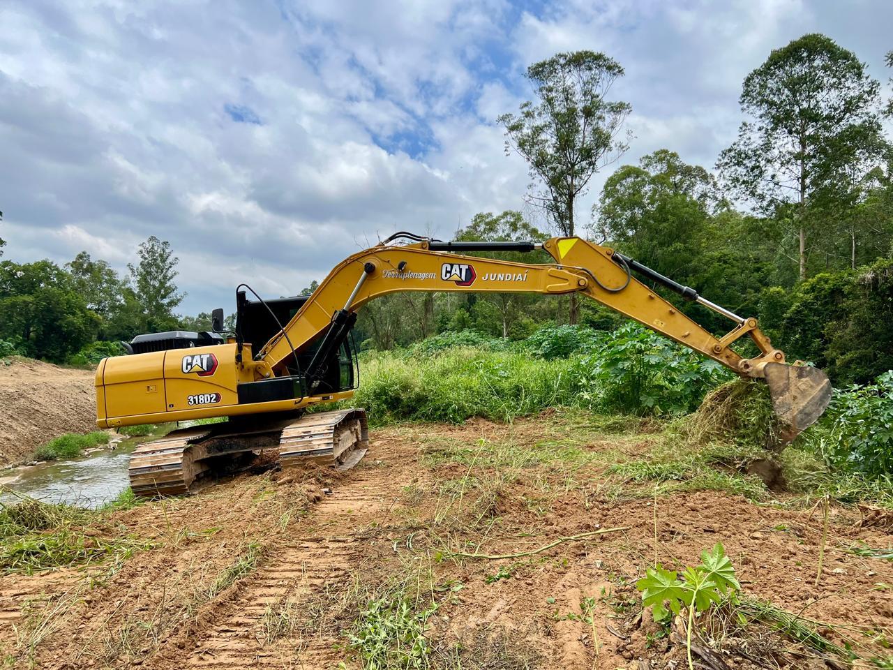 Trabalho de limpeza em cursos d’água é intensificado em Cajamar