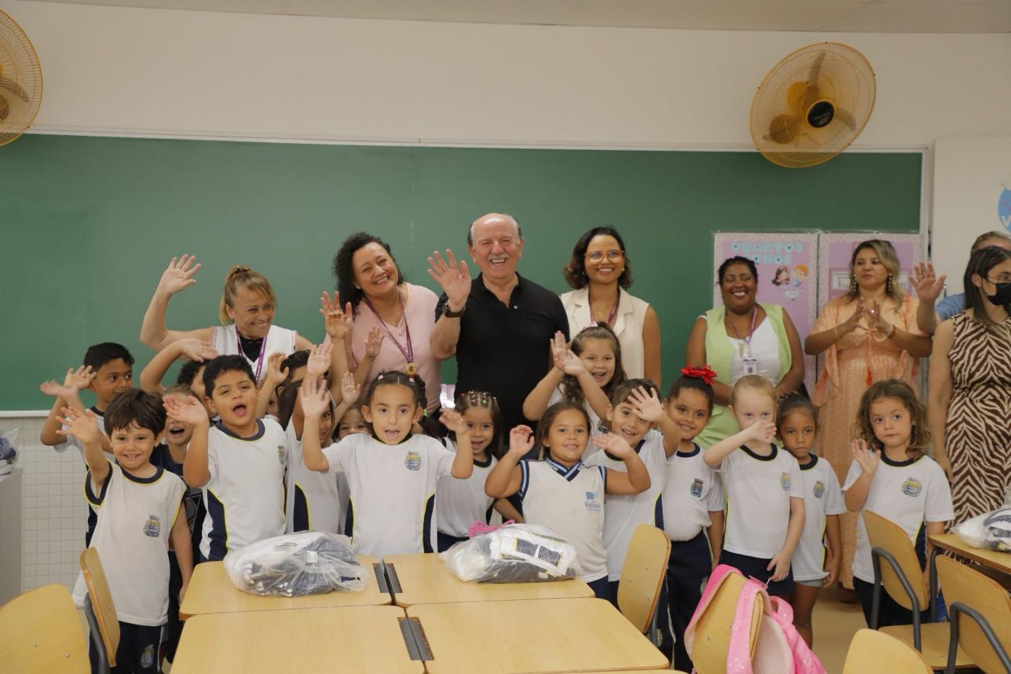 Prefeito Beto Piteri entrega uniformes escolares a estudantes da rede de Barueri