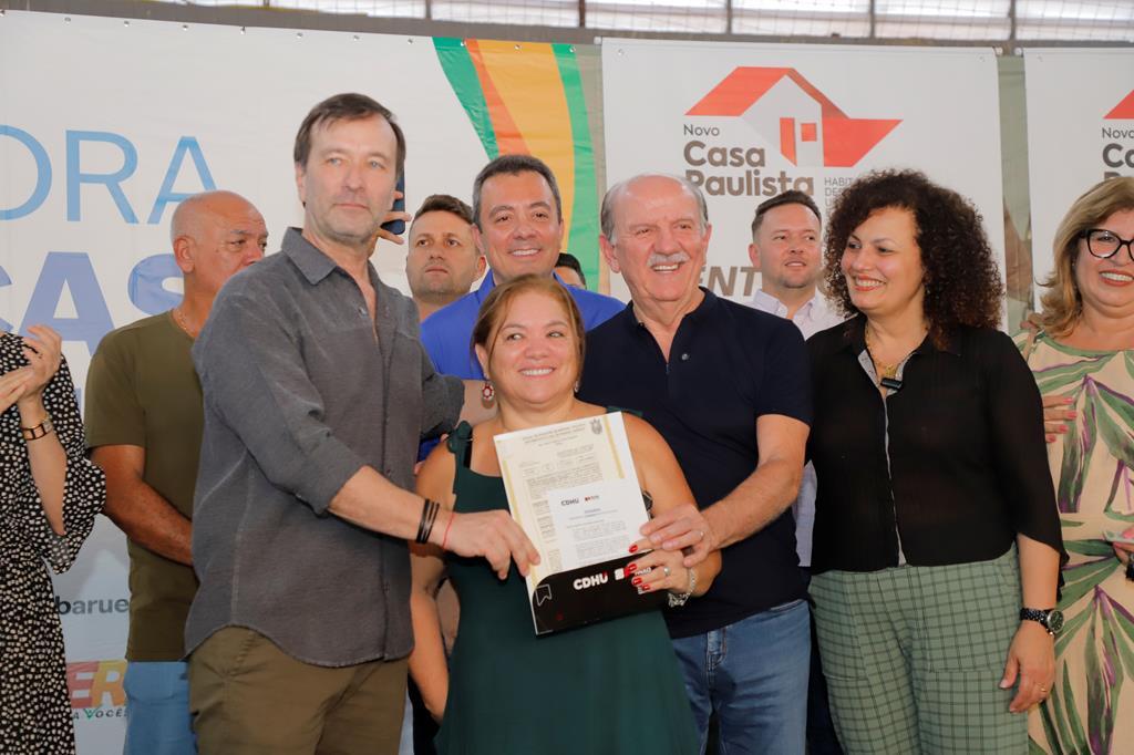 Prefeitura participa da entrega de 1.088 matrículas a moradores da CDHU
