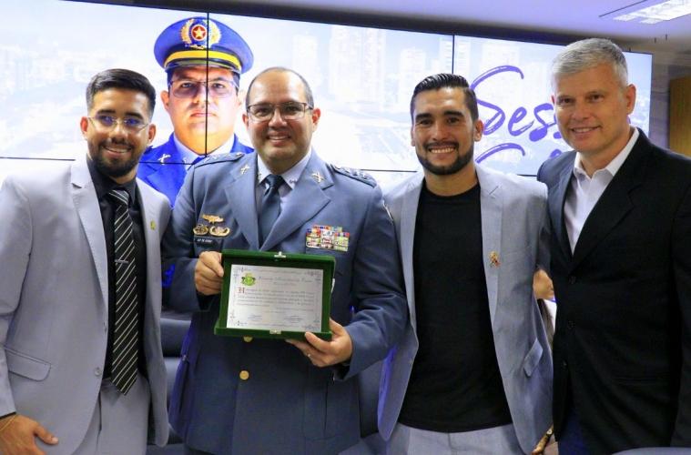 Capitão da PM recebe Cartão de Prata em Sessão Solene na Câmara de Osasco