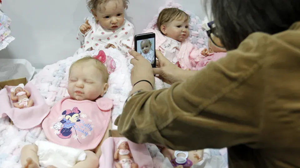 Ex-casal disputa guarda de bebê reborn após sucesso nas redes sociais e geração de lucro