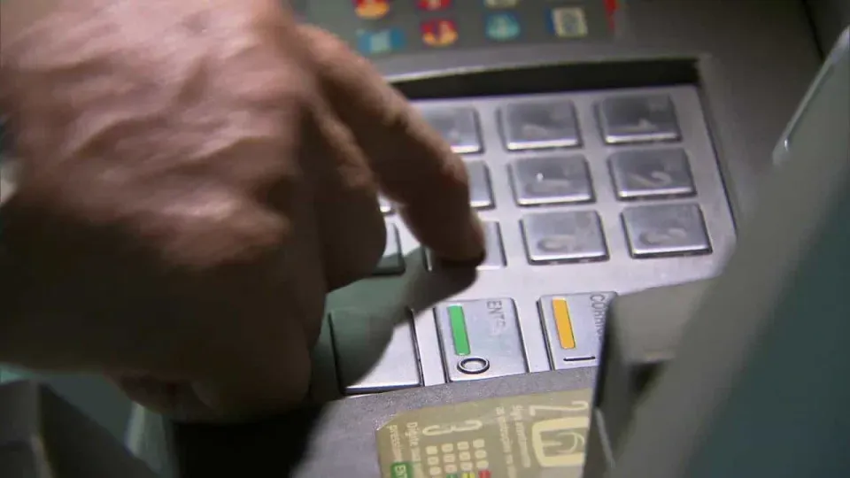 Bancos lançam pacotes não bancários para amenizar queda de receita com tarifas