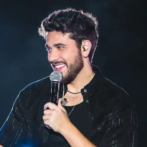 Gustavo Mioto abre o Arraiá Barueri com show romântico no Dia dos Namorados