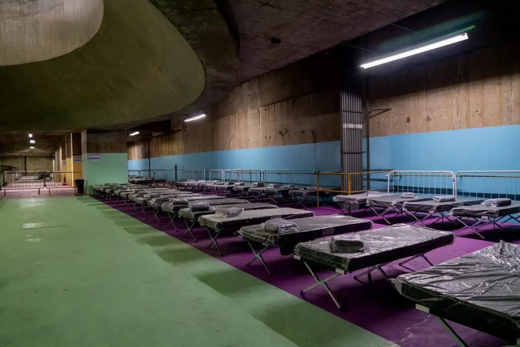 Frio com Solidariedade: Governo de SP ativa abrigo emergencial para acolher pessoas em situação de rua na Estação Pedro II