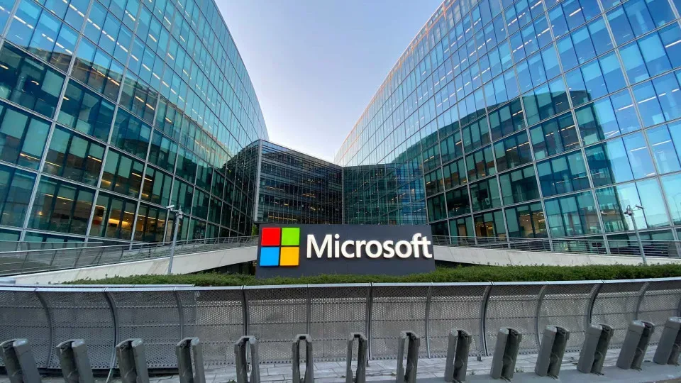 Microsoft demite 15 mil funcionários em 2025 e redireciona investimentos para inteligência artificial