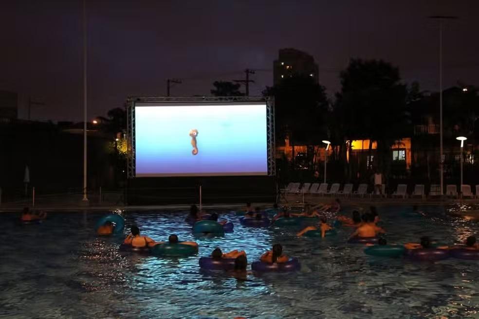 Cinema na piscina: Sesc Vila Mariana exibe filmes dentro d'água em festival inédito em SP