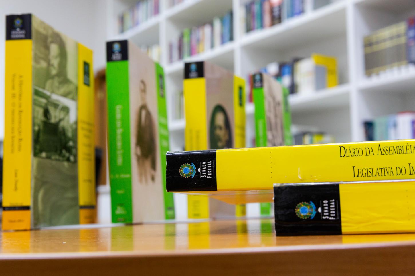 Escola do Parlamento recebe livros e firma parceria com Senado para capacitação de servidores