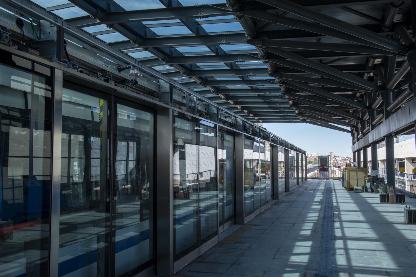 Obras da Linha 17-Ouro do Metrô avançam com paisagismo e testes em portas de embarque e elevadores