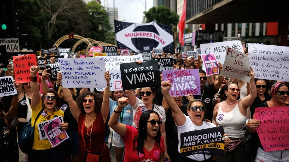 Milhares de mulheres tomam as ruas do Brasil contra a violência de gênero