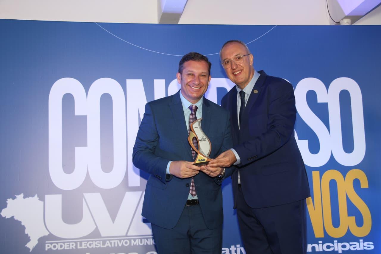Presidente Wilson Zuffa recebe prêmio de reconhecimento por atuação legislativa