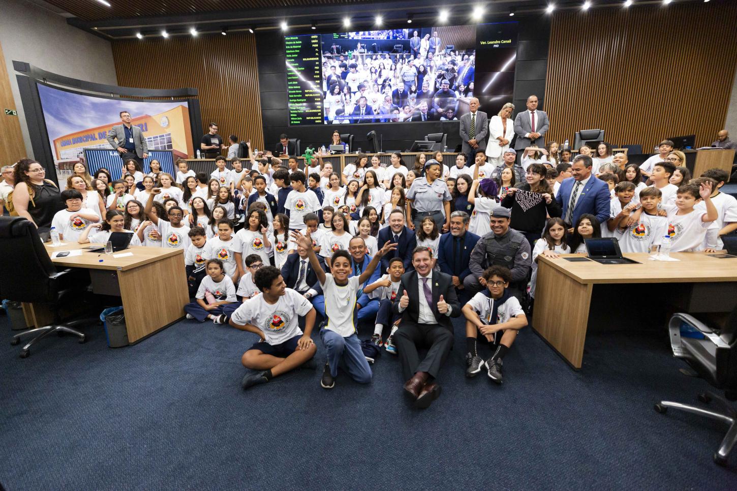 Câmara homenageia policial por trabalho com estudantes na prevenção às drogas