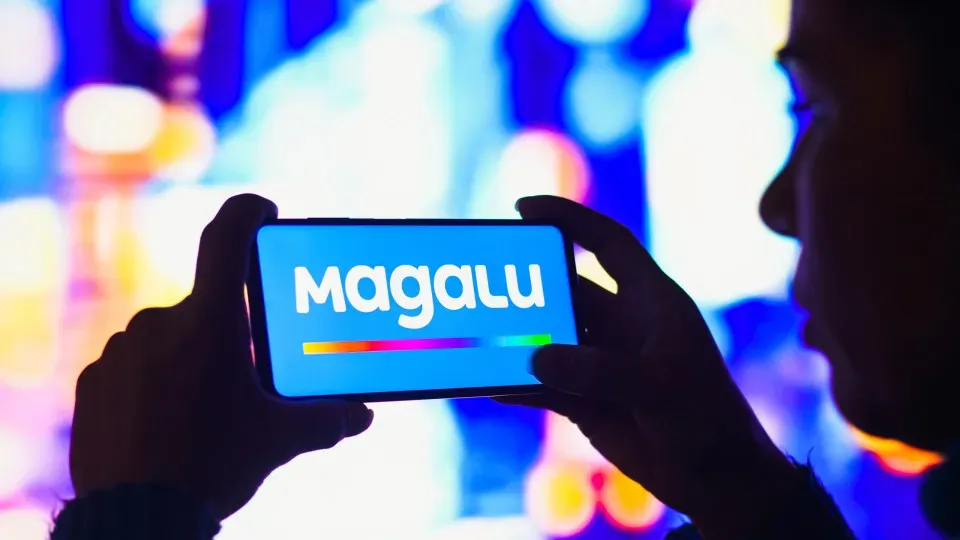 Magalu tem queda nas vendas digitais e vai voltar a abrir lojas físicas