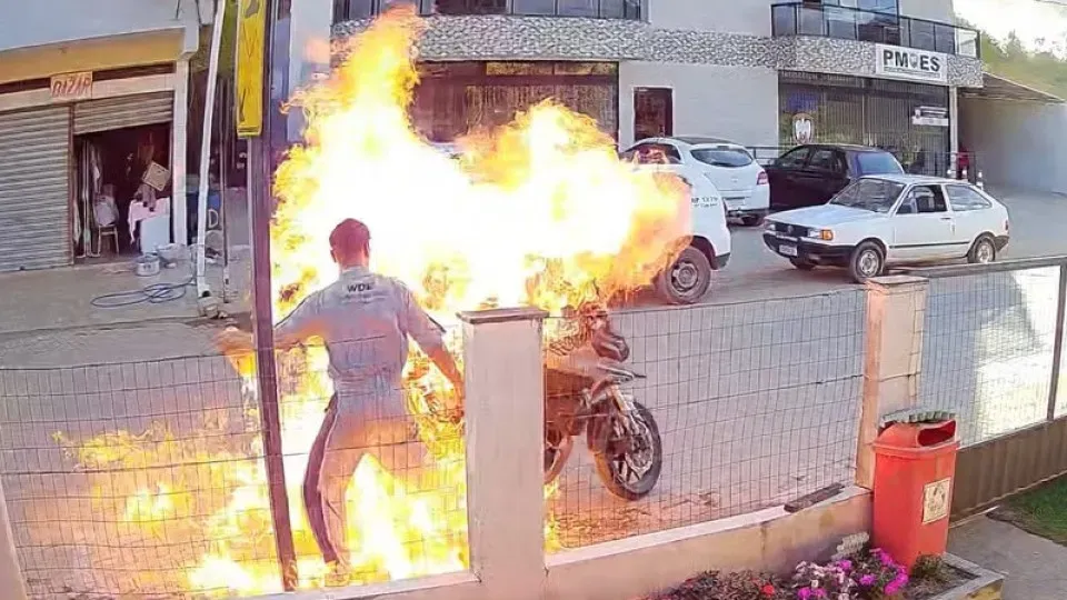Mulher morre queimada pelo próprio filho ao atear fogo em moto; vídeo